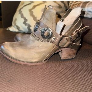 FREEBIRD BY STEVEN MYSTIC ANKLE TAN LEATHER BOOTS HARNESS STYLE HARDWARE SZ 10